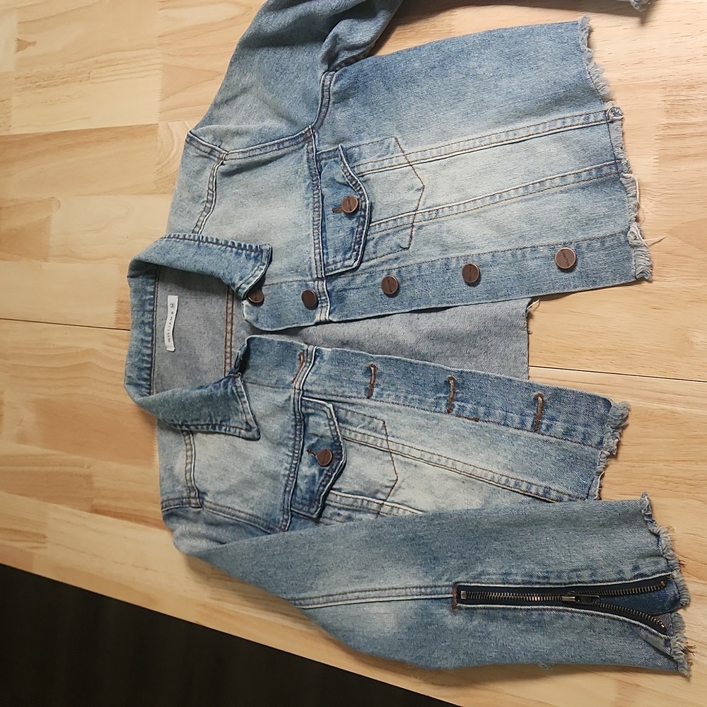 William B Cropped Jean Jacket Size Medium